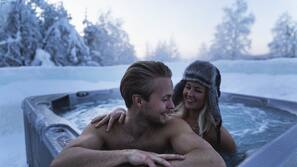 Kylpyallas ulkona