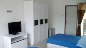 Desk, rollaway beds, free WiFi