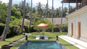 2 kolam renang outdoor