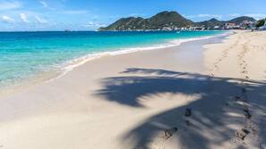 Plage, sable blanc, chaises longues, parasols