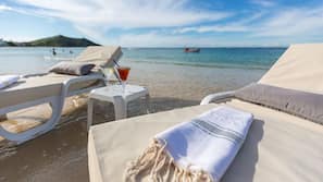 Plage, sable blanc, chaises longues, parasols