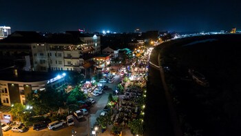 Seasons Riverside Hotel