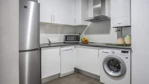Frigorífico grande, microondas, placa de cocina y lavavajillas