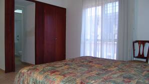 Escritorio y ropa de cama