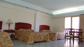 Escritorio y ropa de cama