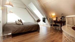 Desk, free cots/infant beds, free WiFi