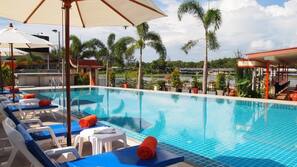 Piscine extérieure, chaises longues