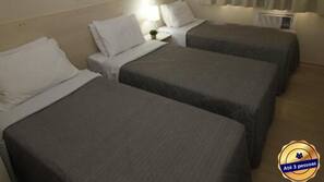 Frigobar, cofres nos quartos, escrivaninha