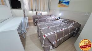 Frigobar, cofres nos quartos, escrivaninha