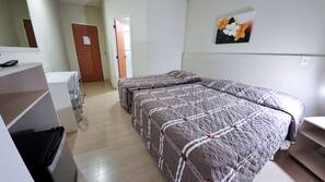 Frigobar, cofres nos quartos, escrivaninha