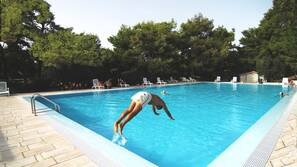 Piscina all'aperto, ombrelloni da piscina, lettini