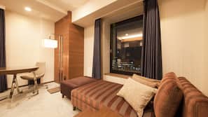 Premium bedding, down comforters, in-room safe, blackout drapes