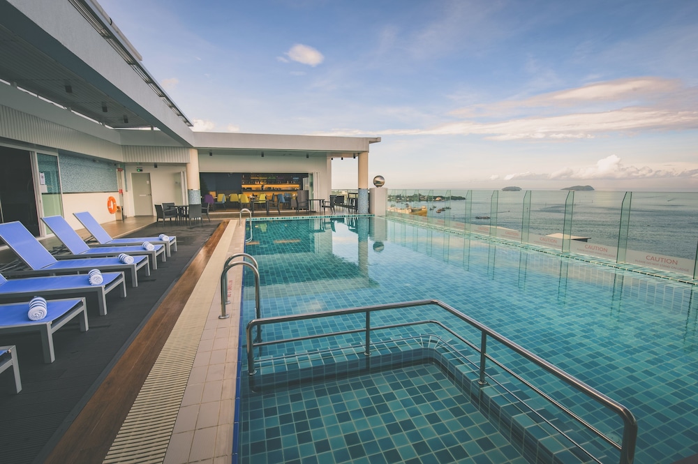 Infinity pool, Mercure Kota Kinabalu City Centre