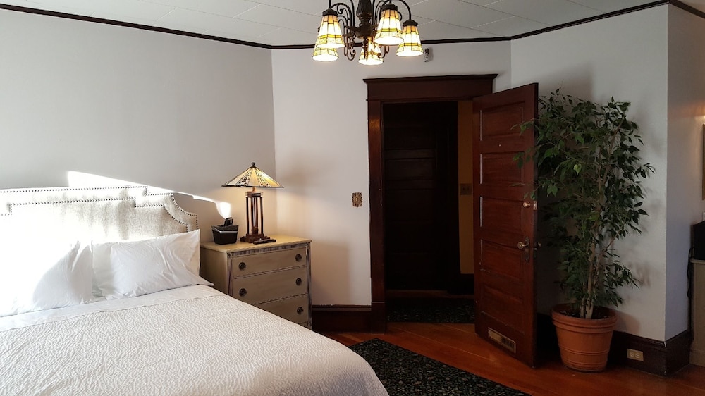 The Greenbriar Room Rate The Greenbriar Room Rate