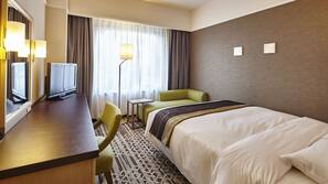 Down comforters, in-room safe, desk, blackout drapes