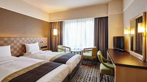 Down comforters, in-room safe, desk, blackout drapes
