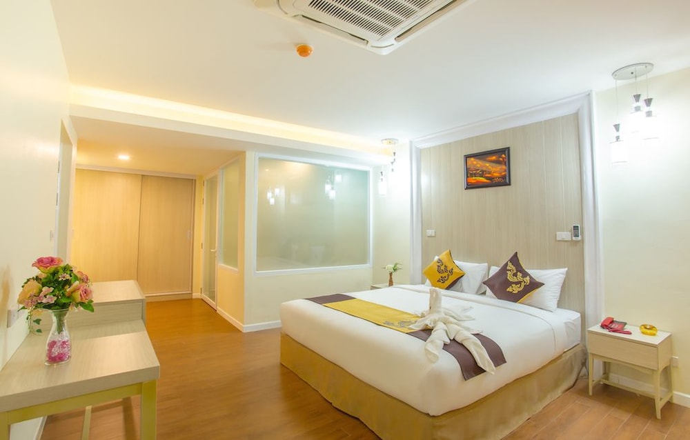 Saint Tropez Beach Resort Hotel ทาใหม Tha Airasiago