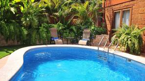 Una piscina al aire libre