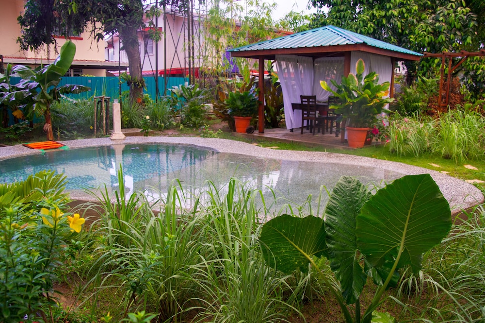 Bike And Tours Bed And Breakfast Lahad Datu Room Prices