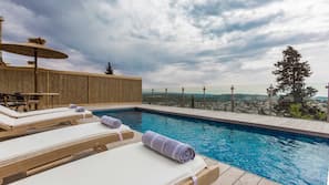 Piscine couverte, piscine extérieure, parasols de plage, chaises longues