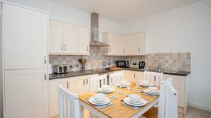 Full-sized fridge, microwave, oven, hob