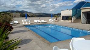 Piscina externa, espreguiçadeiras