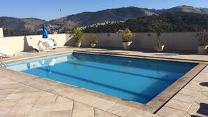 Piscina externa, espreguiçadeiras