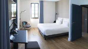 Minibar, caja fuerte, escritorio y cortinas opacas