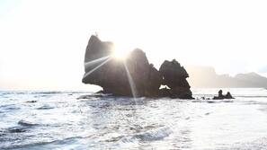 Spiaggia privata, sabbia bianca, lettini da mare, ombrelloni