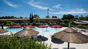 2 piscine all'aperto, ombrelloni da piscina, lettini