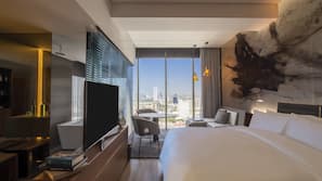 Minibar, caja fuerte, escritorio y cortinas opacas