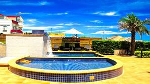 Bañera de hidromasaje al aire libre