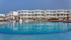 Outdoor pool, pool umbrellas, sun loungers
