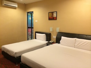 Triple Room | Desk, iron/ironing board, free WiFi