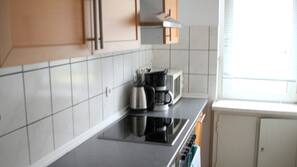 Mikrowelle, Herd, Wasserkocher mit Kaffee-/Teezubehör