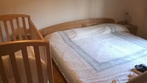1 bedroom, desk, free cots/infant beds, rollaway beds