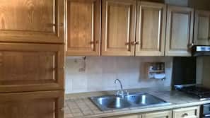 Full-sized fridge, hob, cookware/dishes/utensils