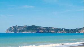 Sulla spiaggia, sabbia bianca
