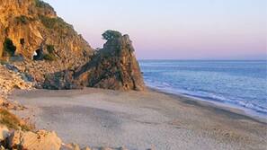 Sulla spiaggia, sabbia bianca