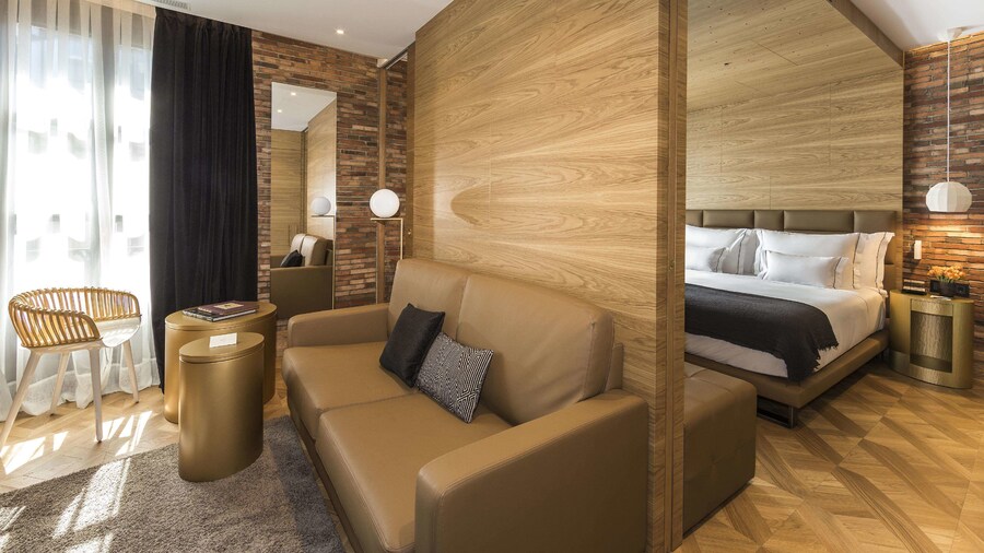 Monument Hotel