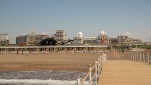 Privatstrand, Liegestühle, Sonnenschirme, Strandtücher