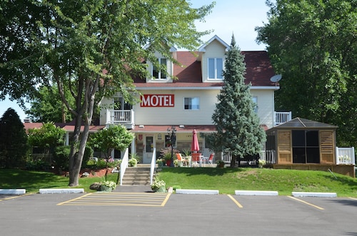 Check Expedia for Availability of Motel Derfal
