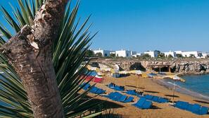 Spiaggia privata, lettini da mare, ombrelloni
