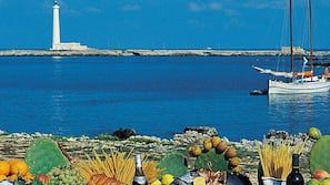 Spiaggia privata, lettini da mare, ombrelloni