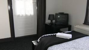 Een bureau, babybedden, gratis wifi
