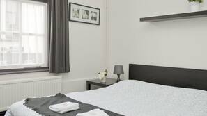 Een bureau, babybedden, gratis wifi