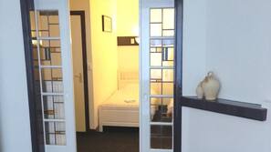 Een bureau, babybedden, gratis wifi