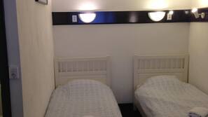Een bureau, babybedden, gratis wifi