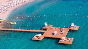 Privatstrand, Liegestühle, Sonnenschirme, 2 Strandbars