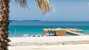 Privatstrand, Liegestühle, Sonnenschirme, 2 Strandbars